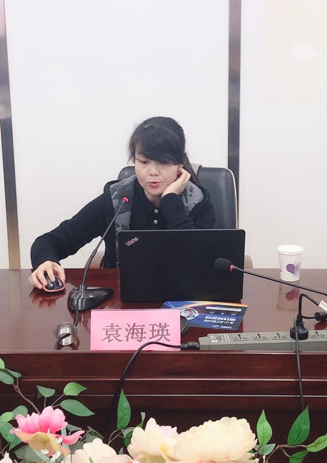 本次讲座特邀主讲人是马院博士生袁海瑛,沈秋莲.